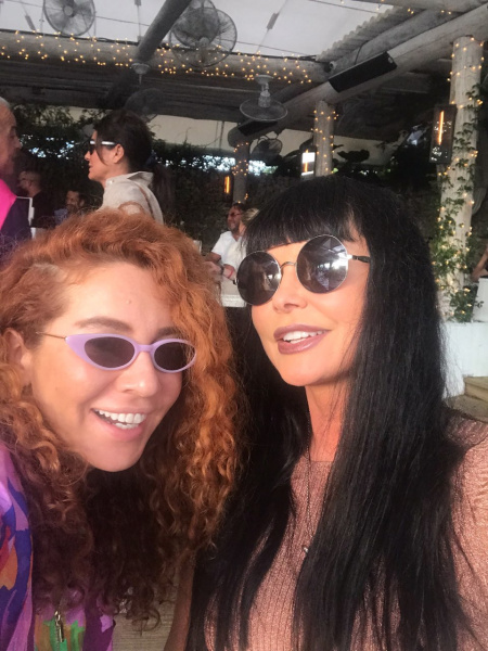 Без олів'є, "шуби" та пишного застілля: як Асія Ахат зустріла Новий рік у США